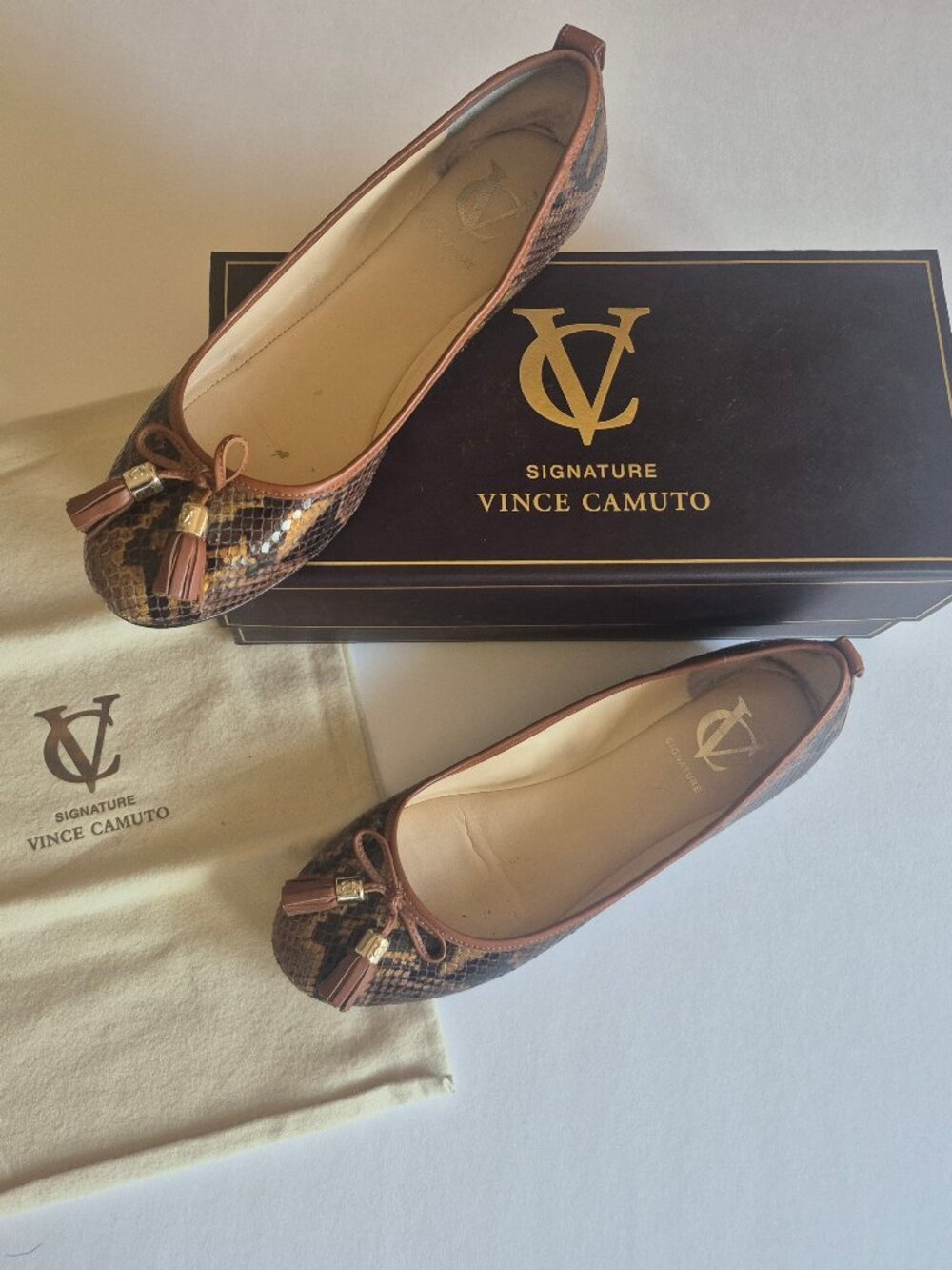 Vince Camuto black & brown snakeskin ballet flats with tassled bows size 8